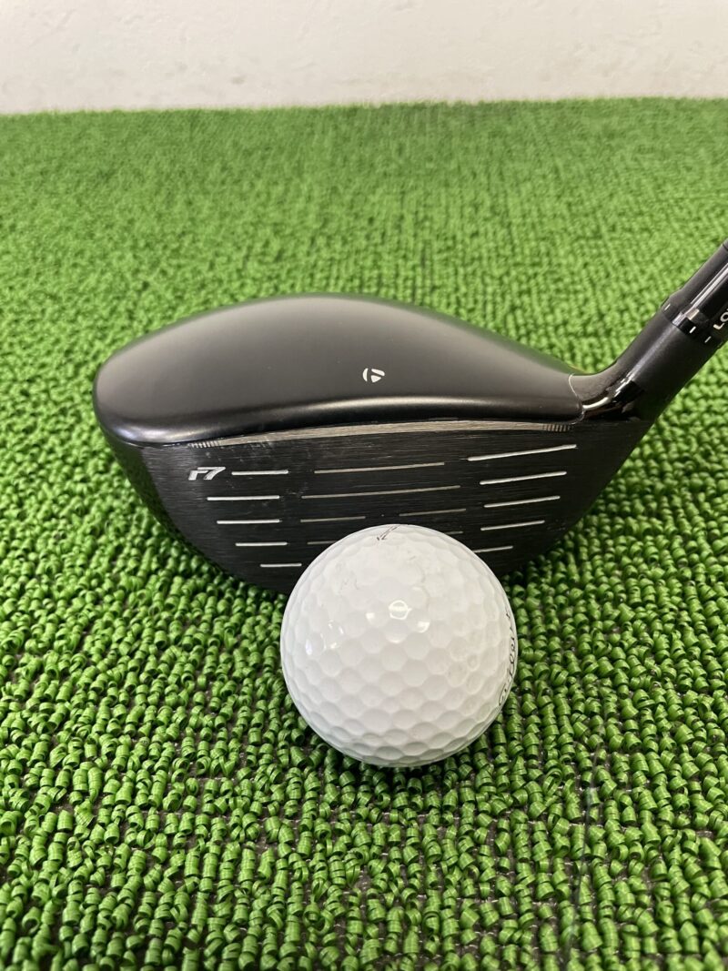 R7クアッドミニドライバーヘッドのフェース部分とボール