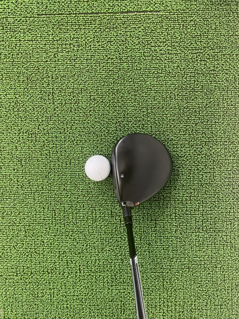 R7クアッドミニドライバーヘッドのクラウン部分とボール