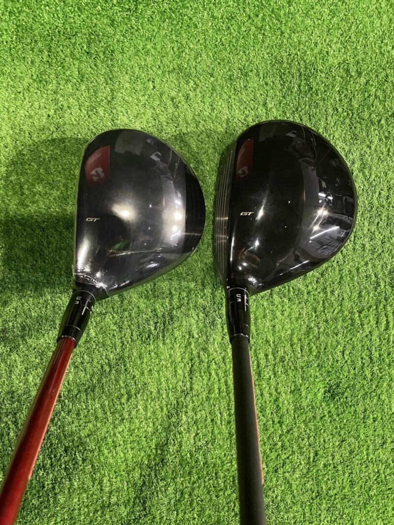 左 GT2 3W 右 GT1 3TOUR フェアウェイウッドのクラウン部分