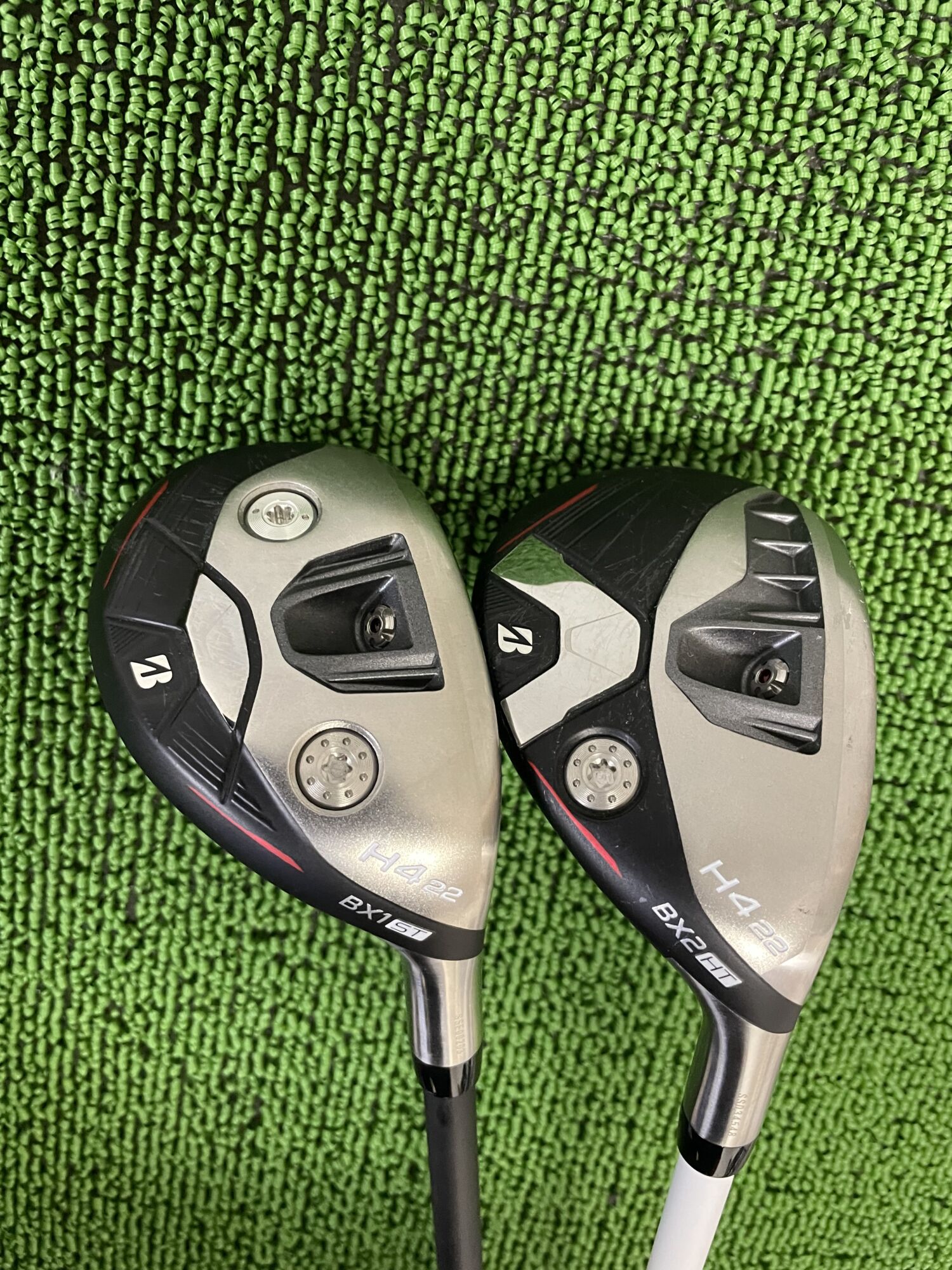 左 BX1ST HY　右 BX2HT HY　ユーティリティヘッドのソール部分