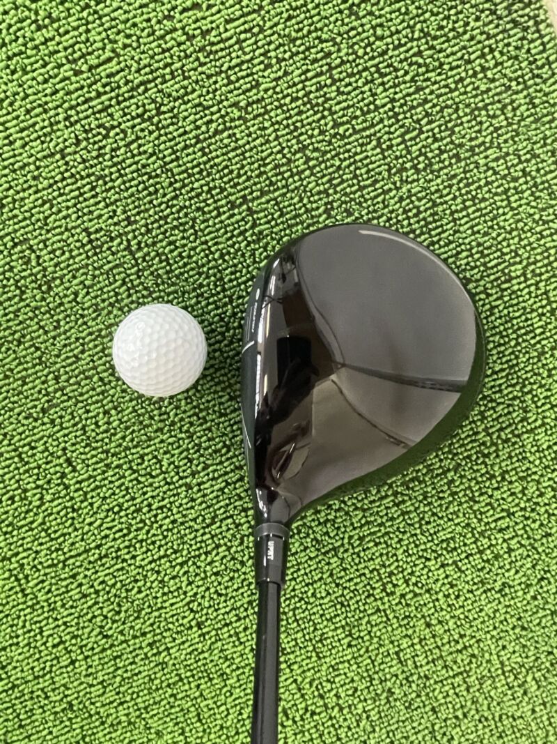 RMX DD-1ドライバーヘッドのクラウン部分とボール