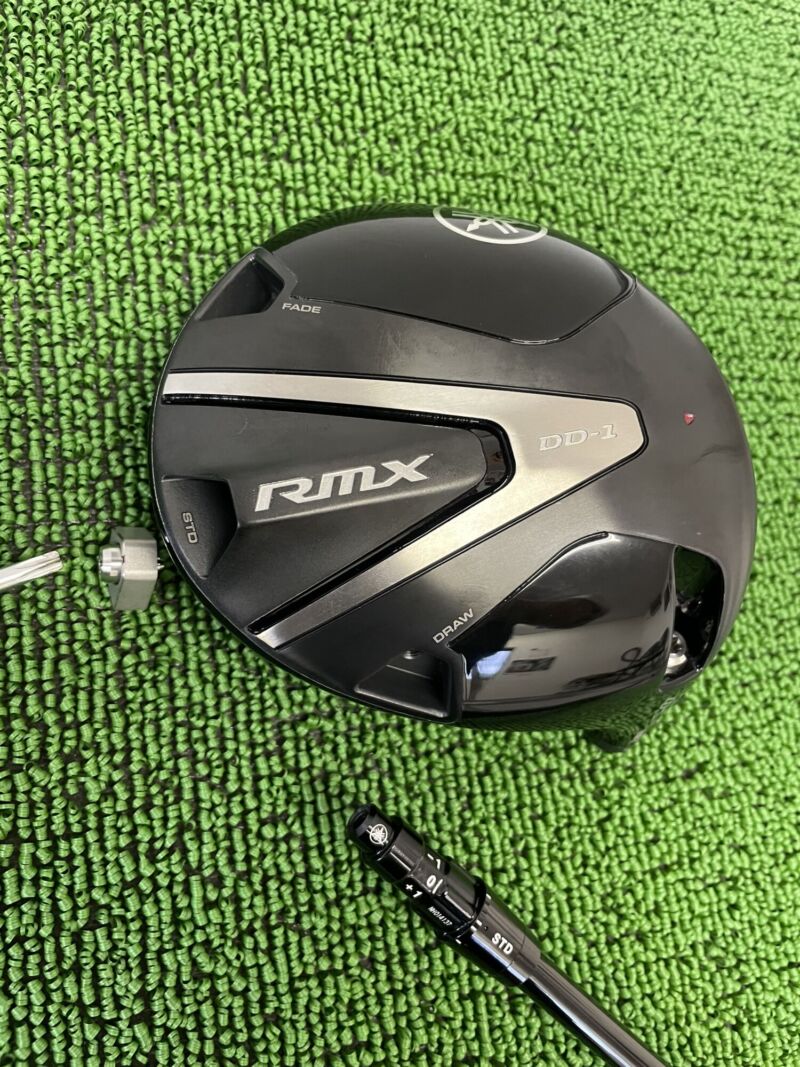 RMX DD-1ドライバーヘッドのソール部分と可変ウェイト