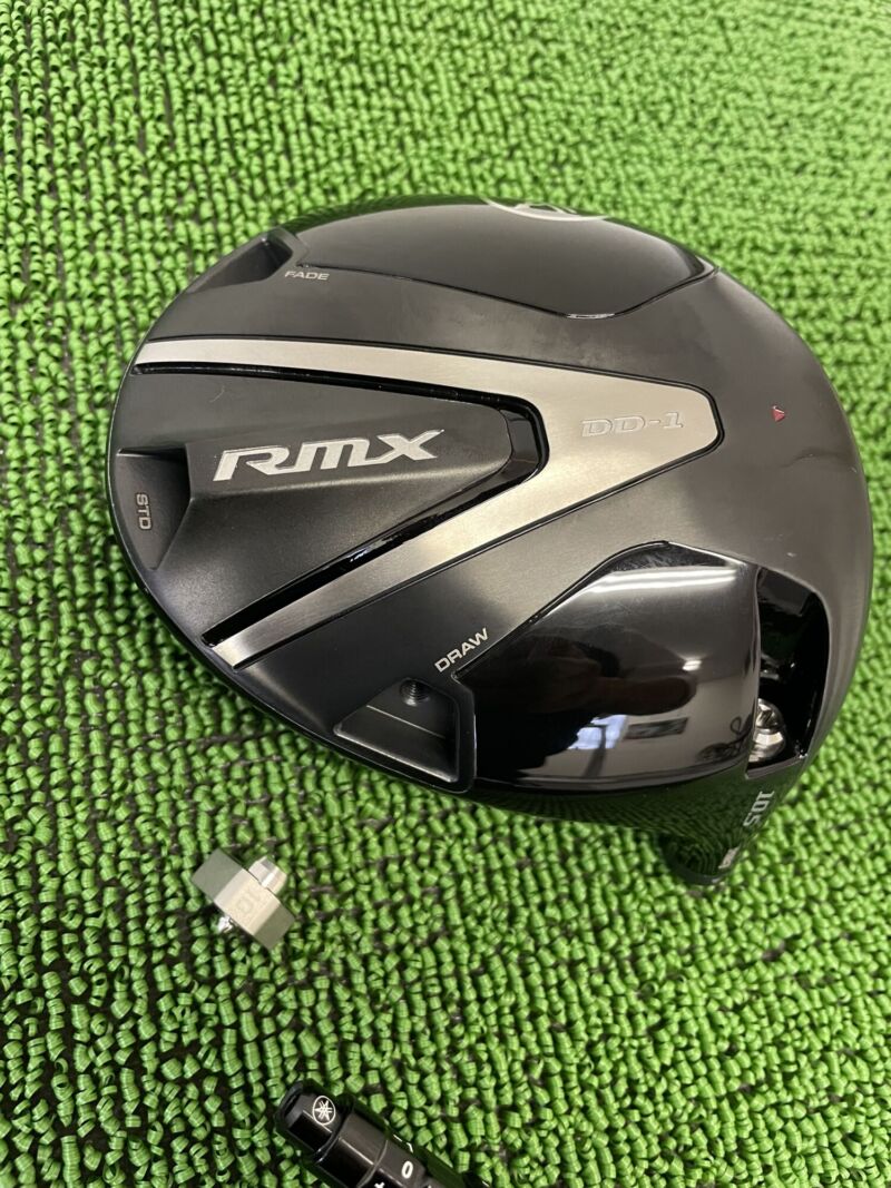 RMX DD-1ドライバーヘッドのソール部分、ウェイト、シャフトスリーブ