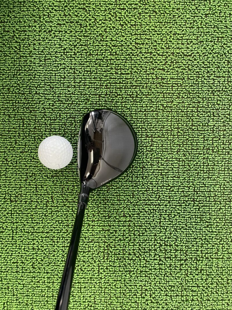 RMX DDフェアウェイウッドのクラウン部分とボール