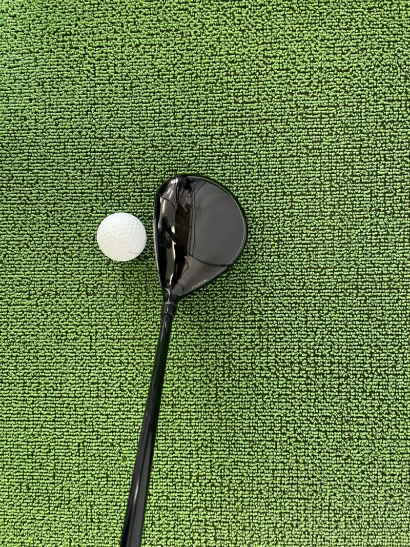 RMX DDフェアウェイウッドのクラウン部分とボール