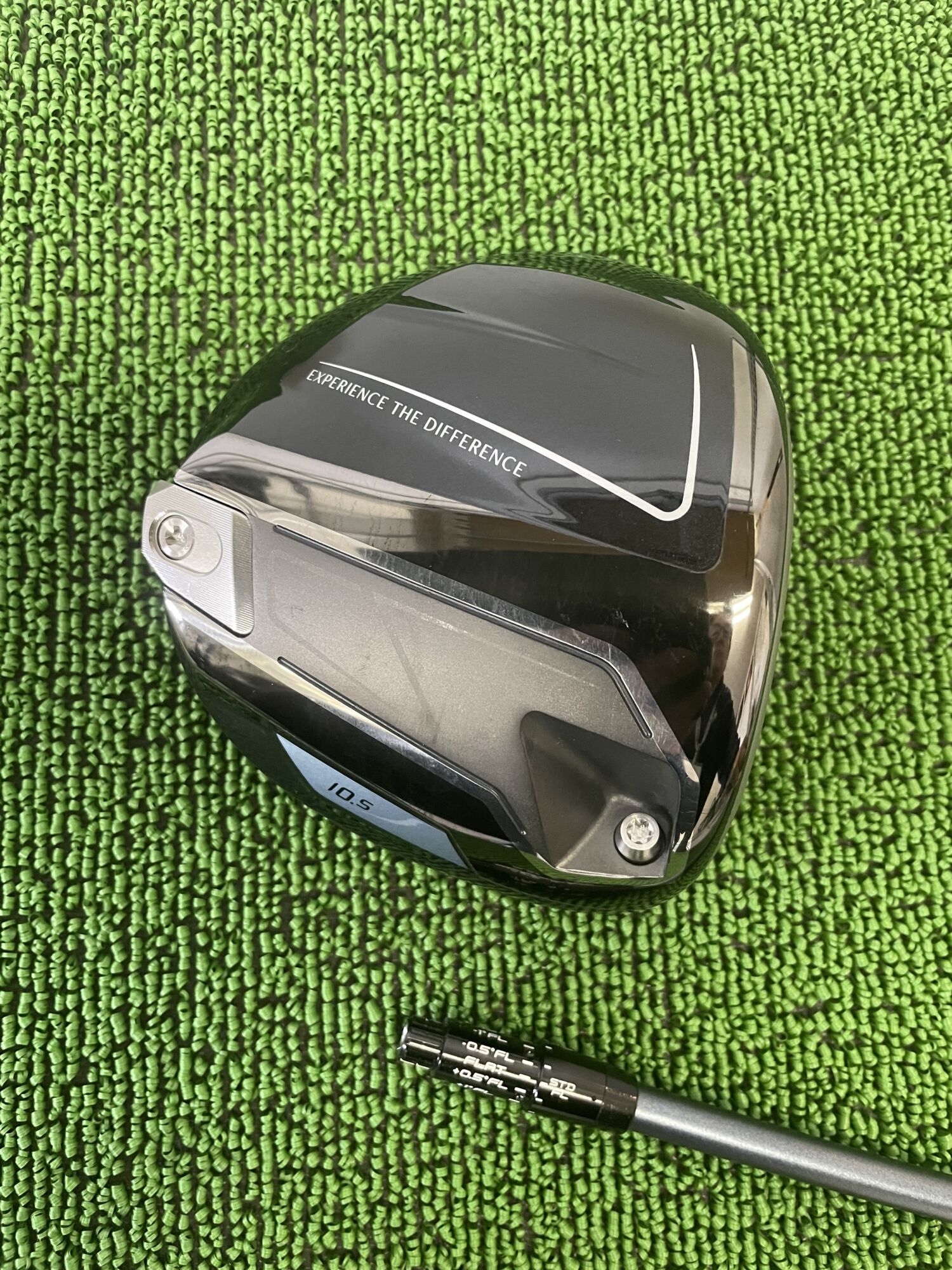 ゼクシオ14ドライバーヘッドのソール部分とシャフトスリーブ