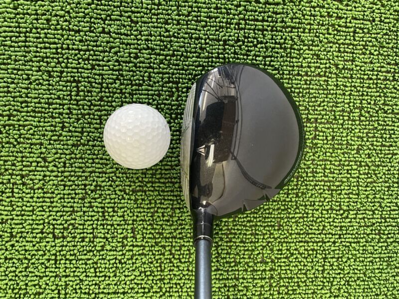 XXIO14フェアウェイウッドのクラウン部分とボール