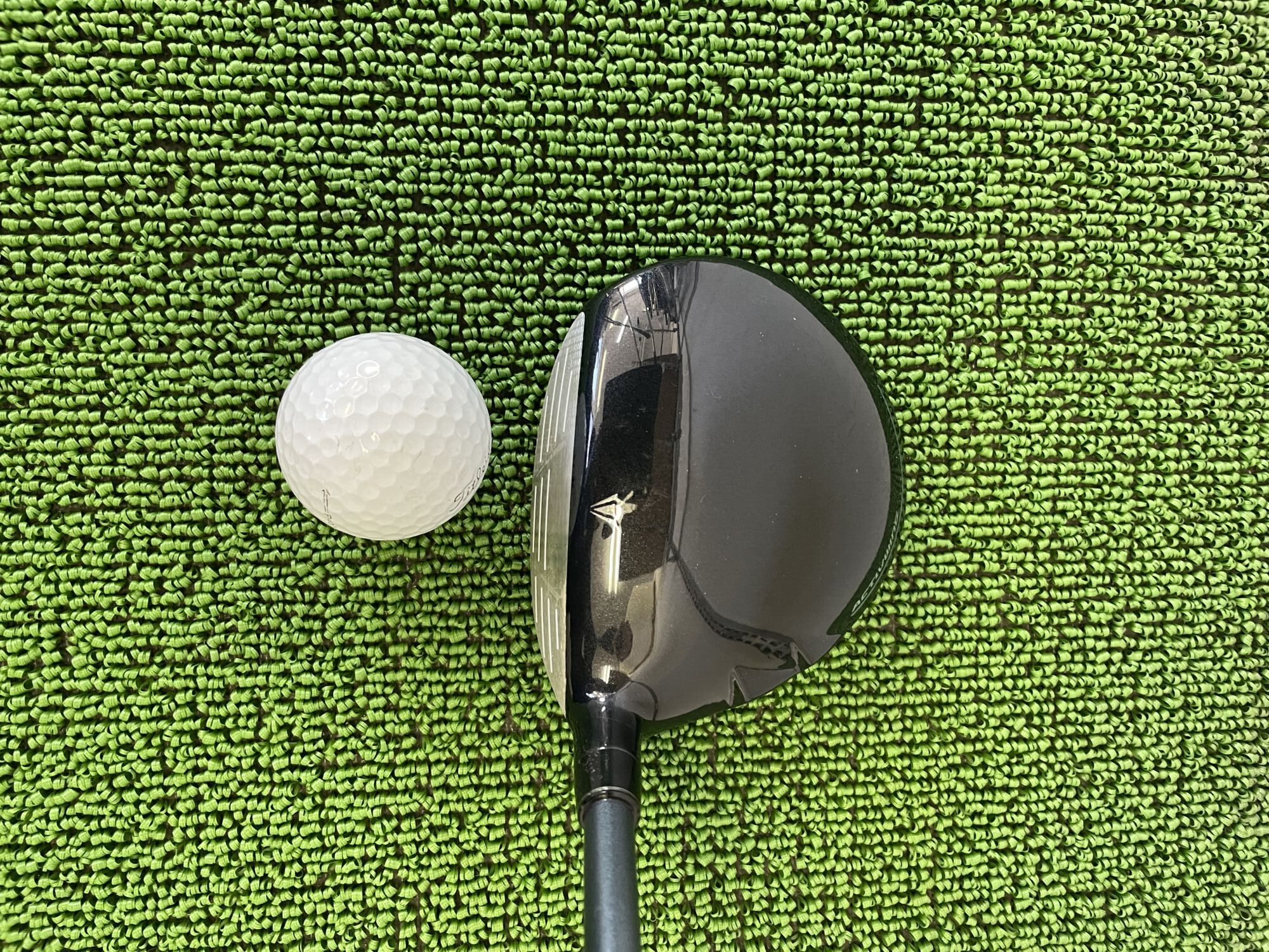 XXIO14フェアウェイウッドのクラウン部分とボール
