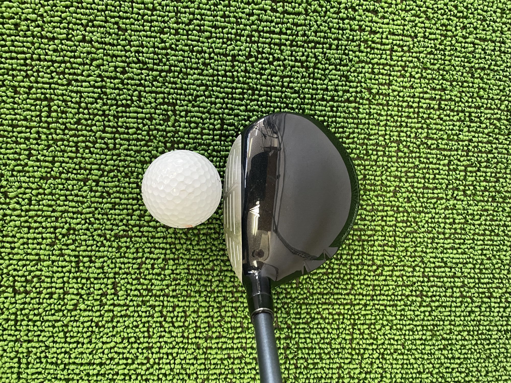 XXIO14フェアウェイウッドのクラウン部分とボール