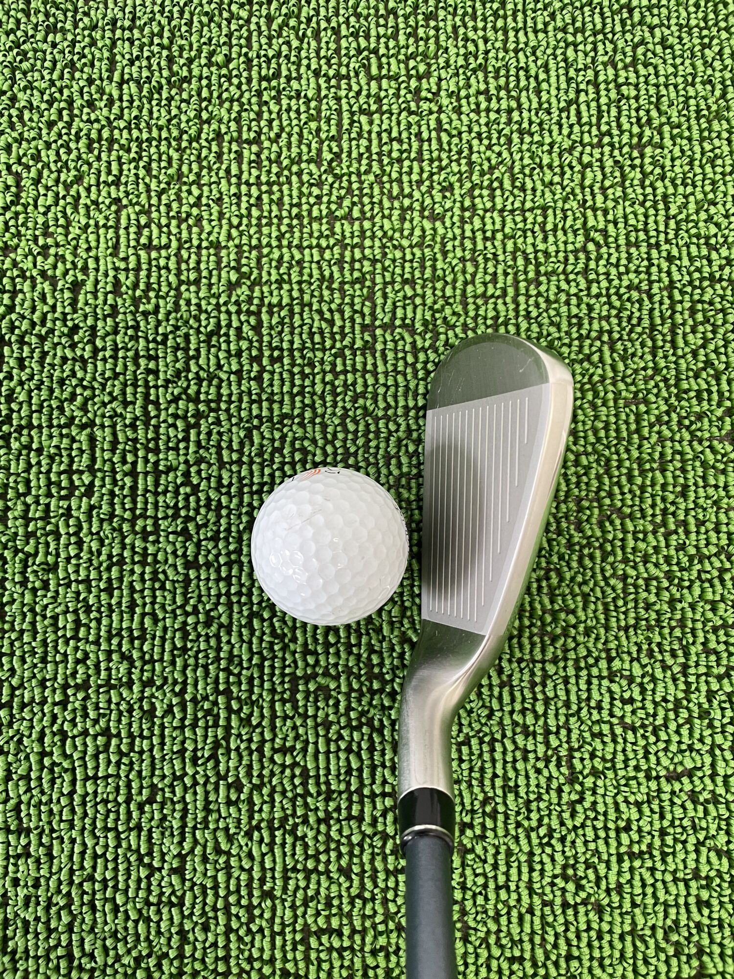 XXIO14アイアンヘッドのトップブレード、フェース面とボール