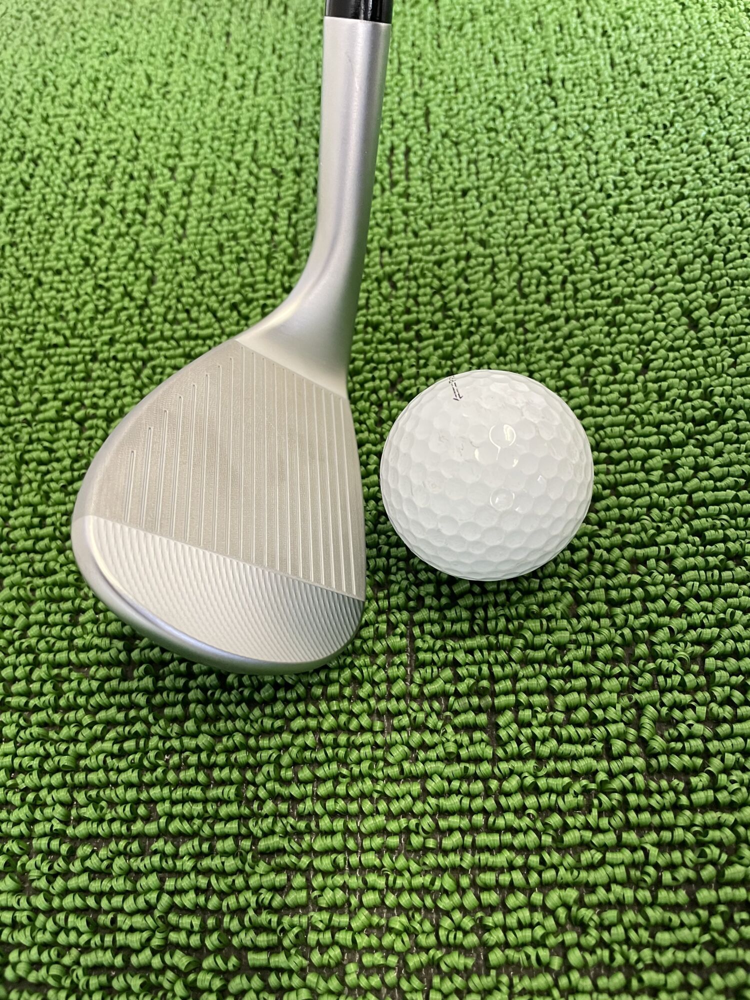 クリーブランドCBZウェッジのフェース面とボール