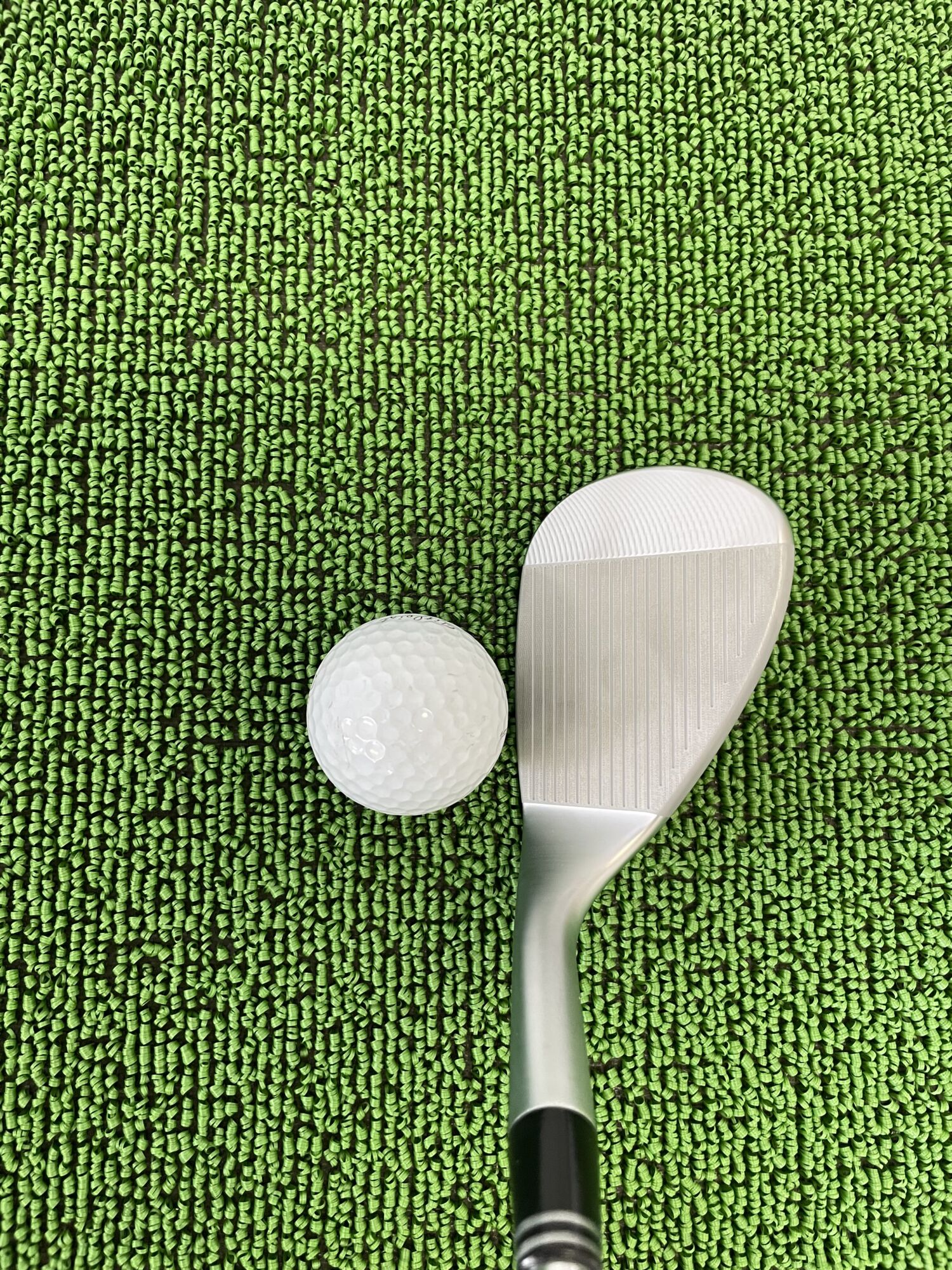 クリーブランドCBZウェッジのフェース面とボール