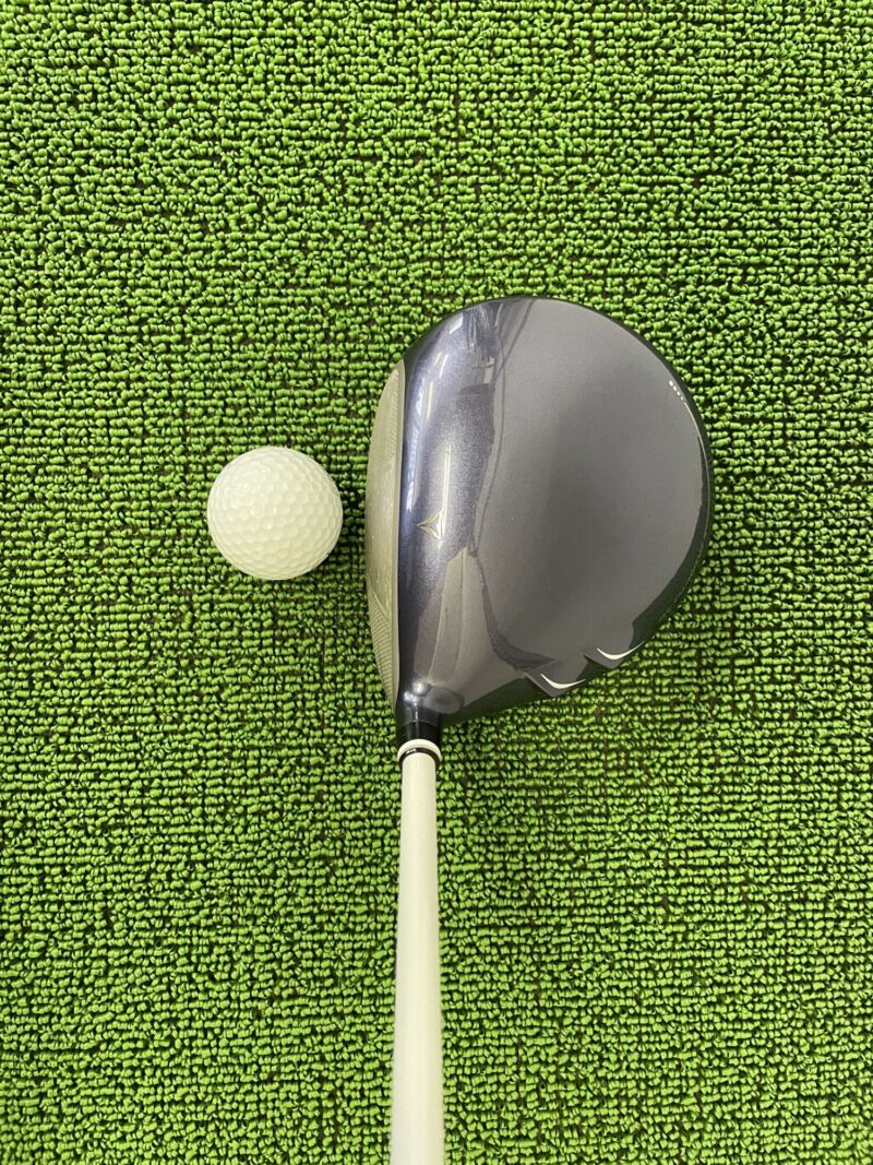 ゼクシオ14レディースドライバーヘッドのクラウン部分とボール