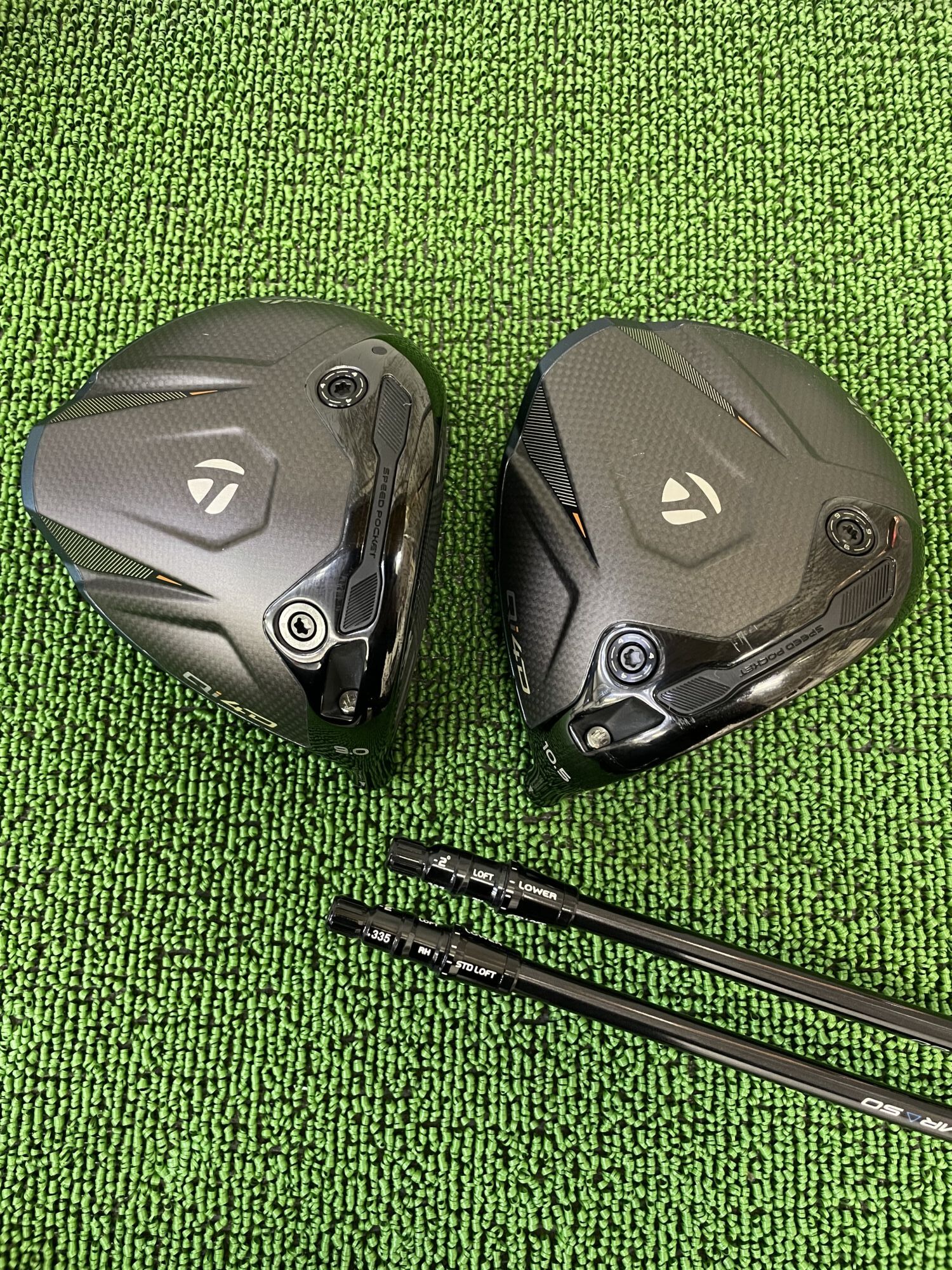 Qi4Dドライバーヘッドのソール部分とシャフトスリーブ