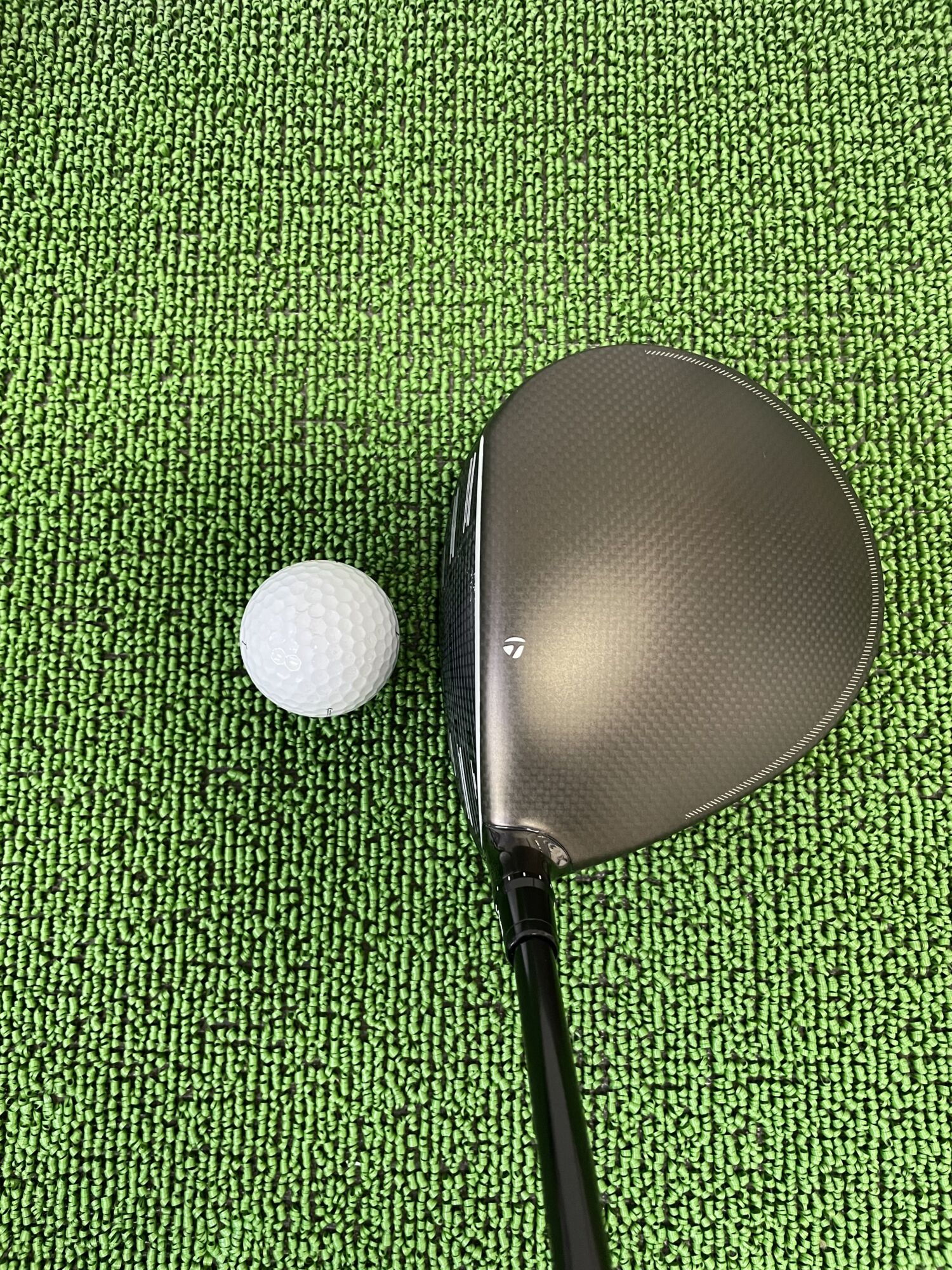 Qi4Dドライバーヘッドのクラウン部分とボール