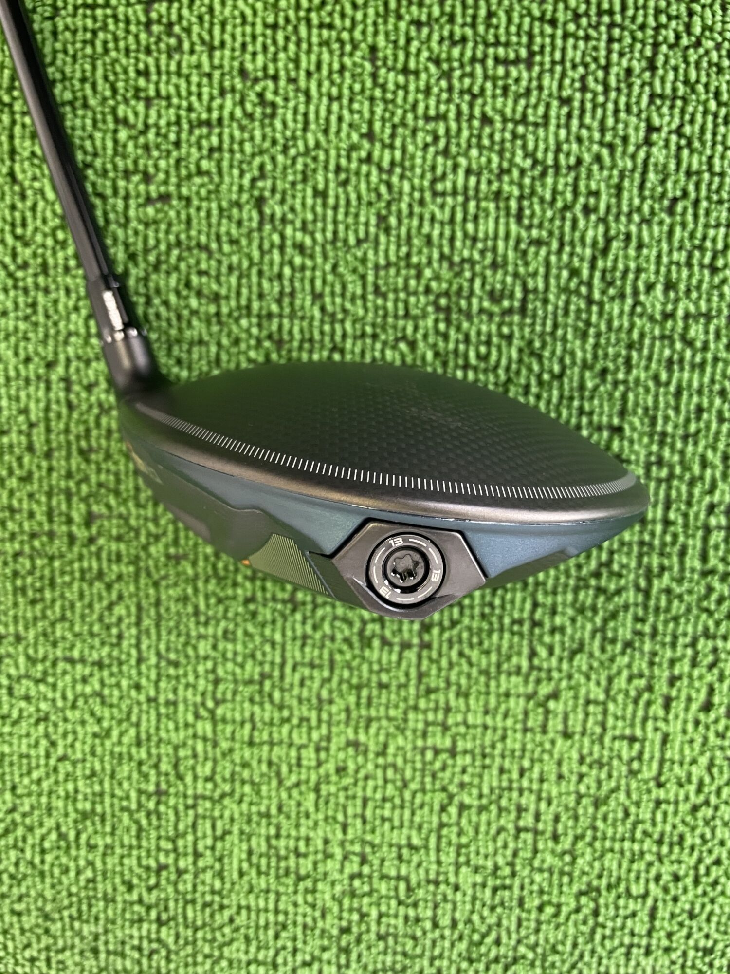 Qi4D MAXドライバーヘッドのバックフェース部分