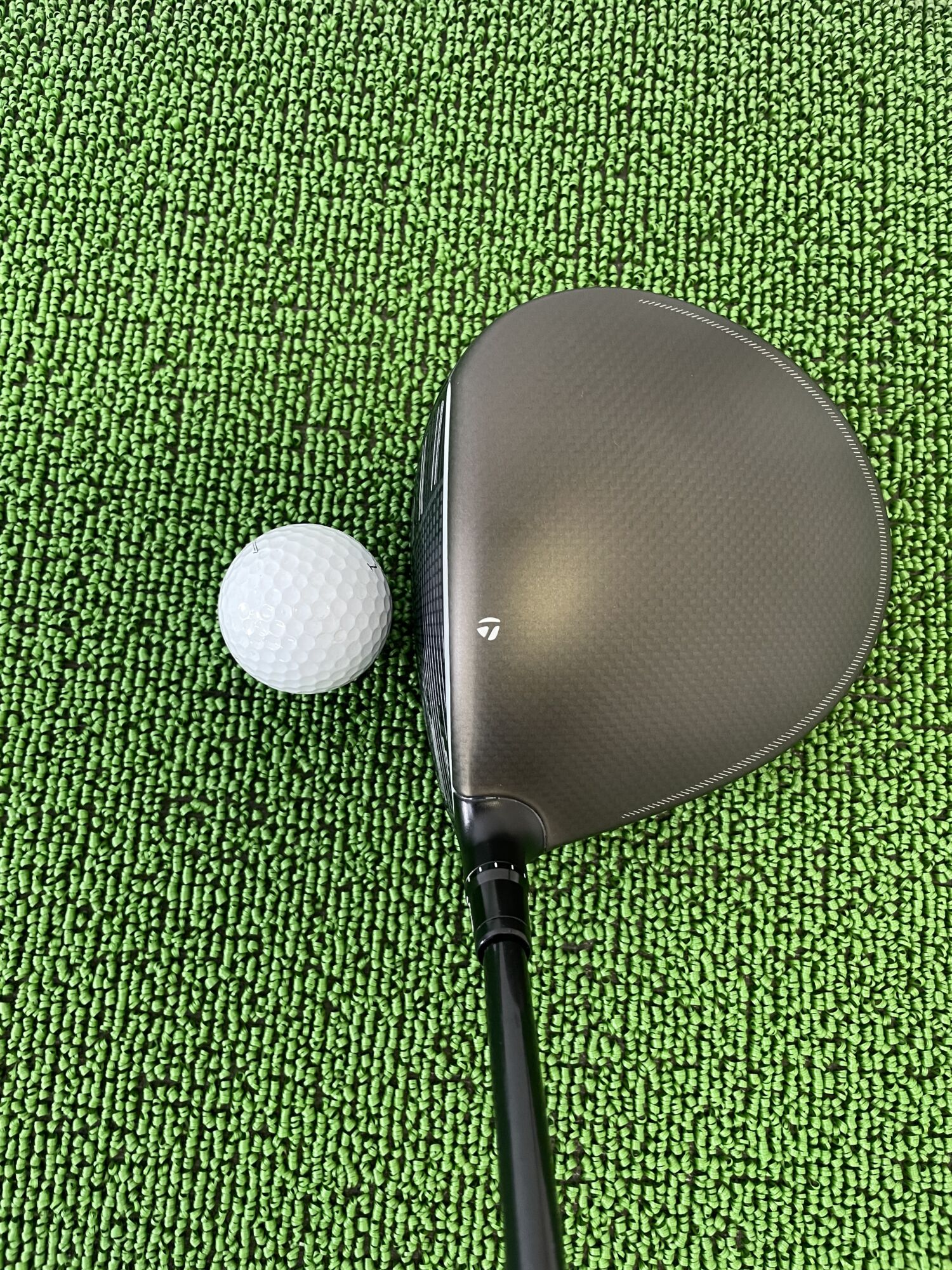 Qi4D MAXドライバーヘッドのクラウン部分とボール