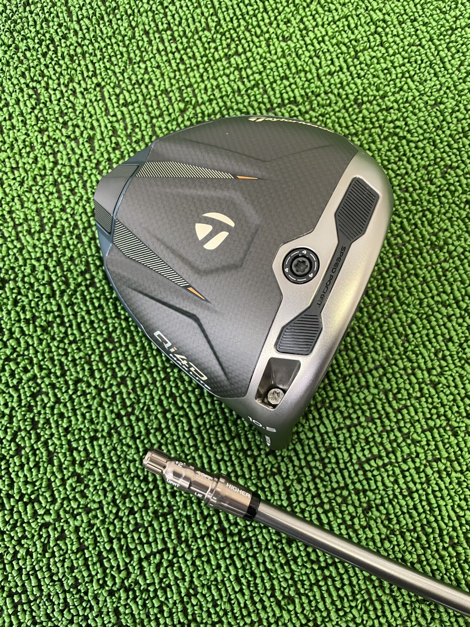 Qi4D MAX LITE ドライバーヘッドのソール部分とシャフトスリーブ