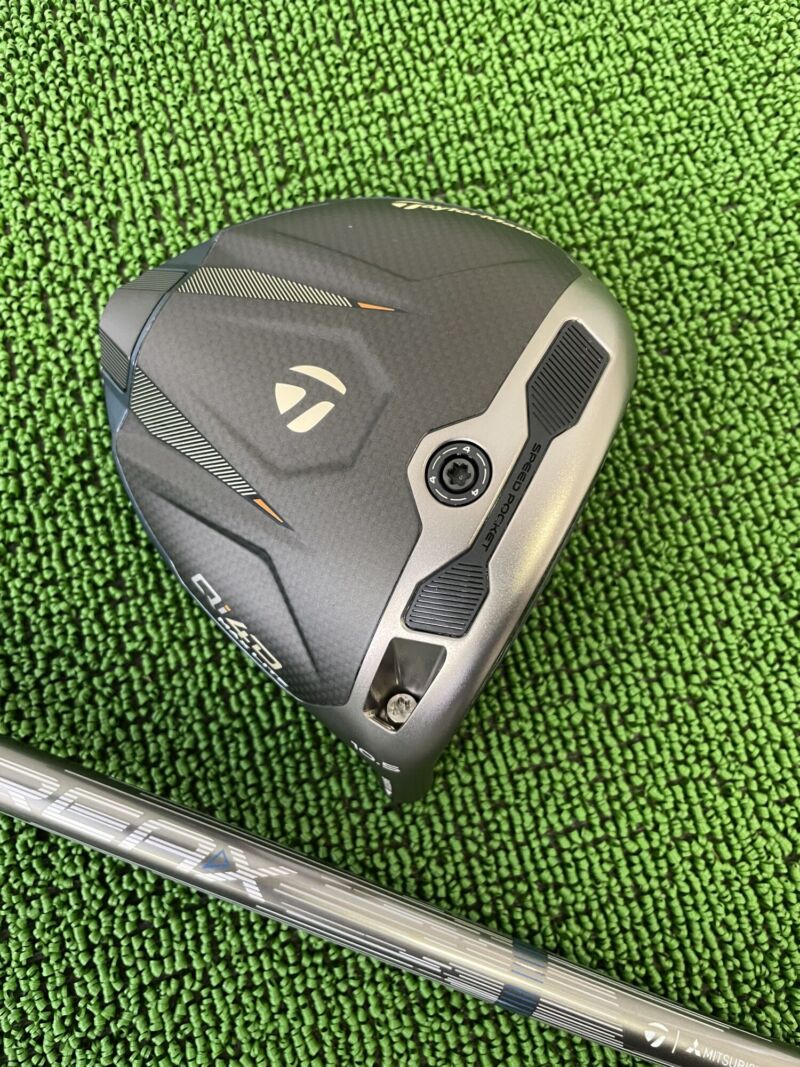 Qi4D MAX LITE ドライバーヘッドのソール部分と純正シャフト