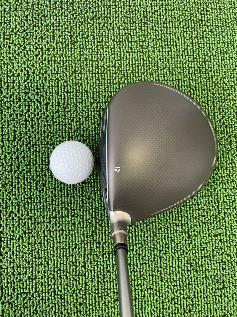 Qi4D MAX LITE ドライバーヘッドのクラウン部分とボール