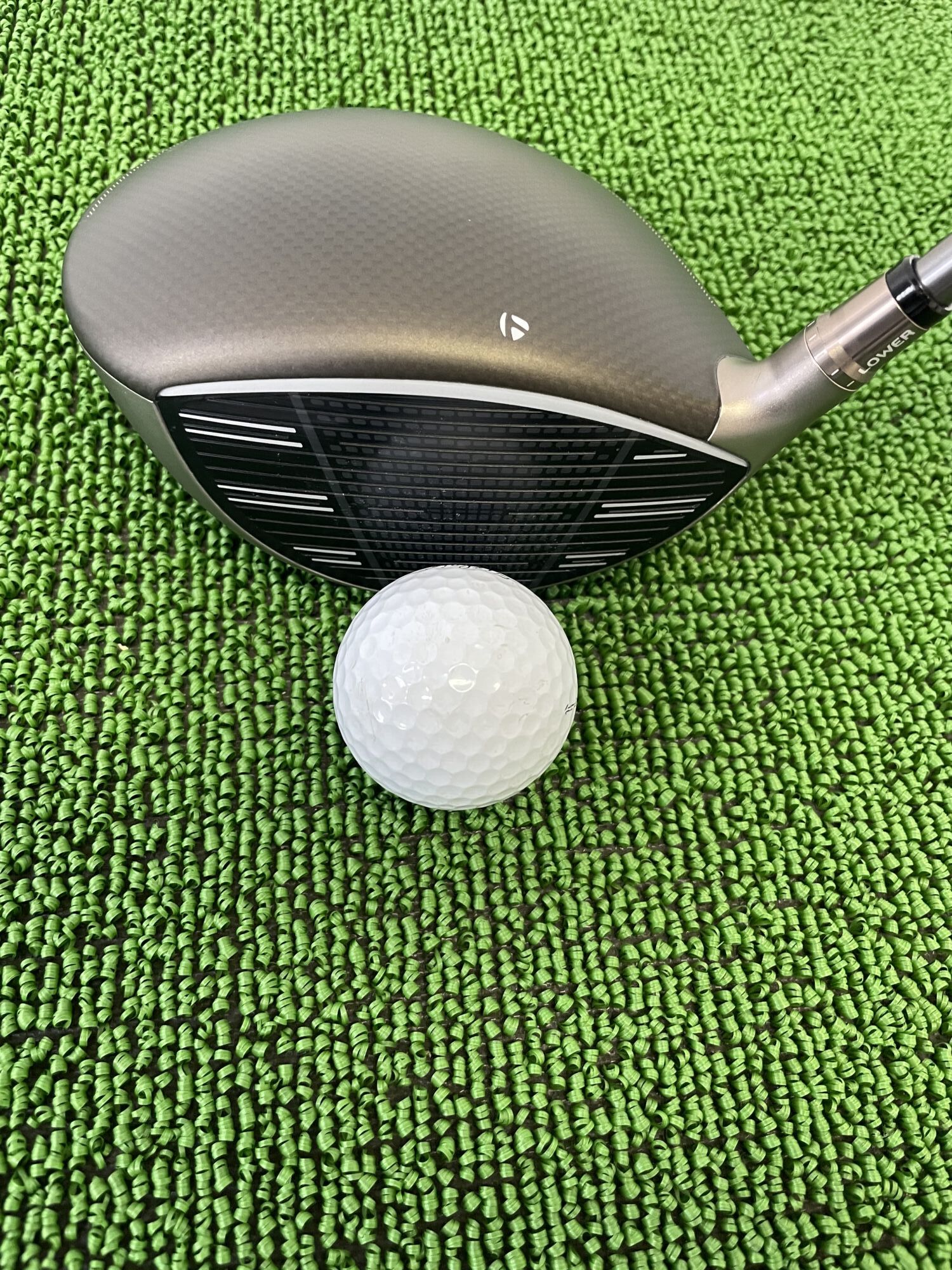 Qi4D MAX LITE ドライバーヘッドのフェース面とボール