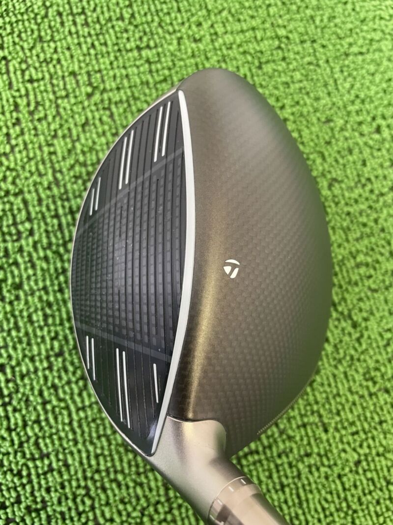 Qi4D MAX LITE ドライバーヘッドのフェース面とクラウン部分