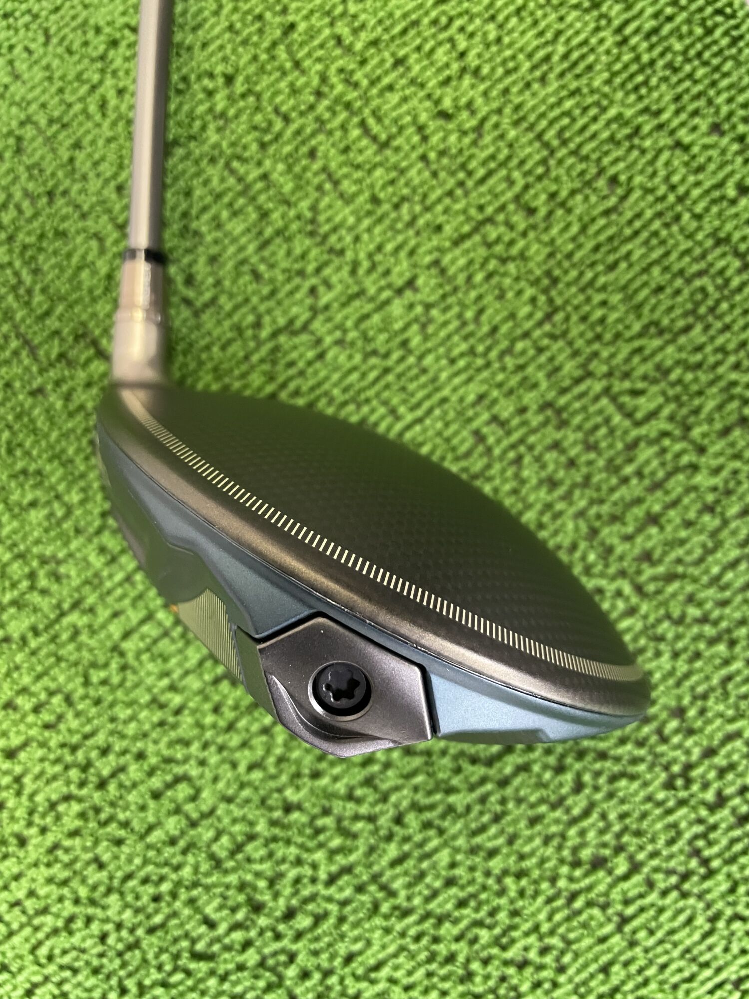 Qi4D MAX LITE ドライバーヘッドのバックフェース部分