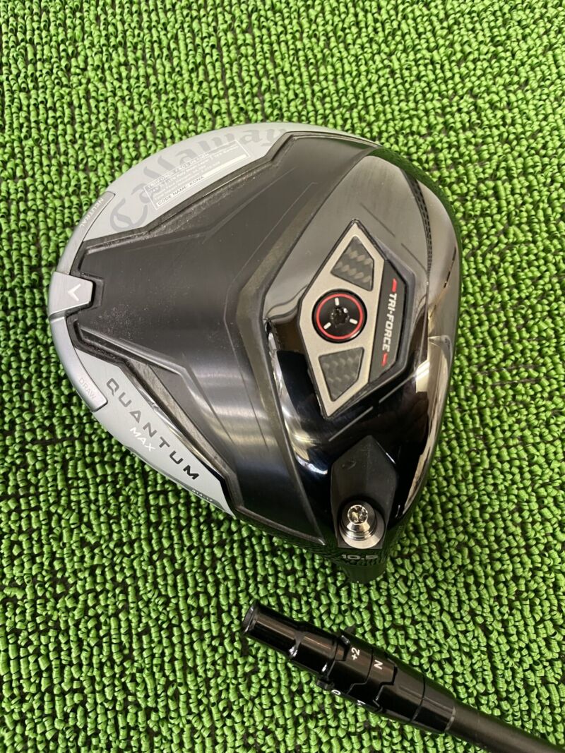 クアンタムマックスドライバーヘッドのソール部分とシャフトスリーブ