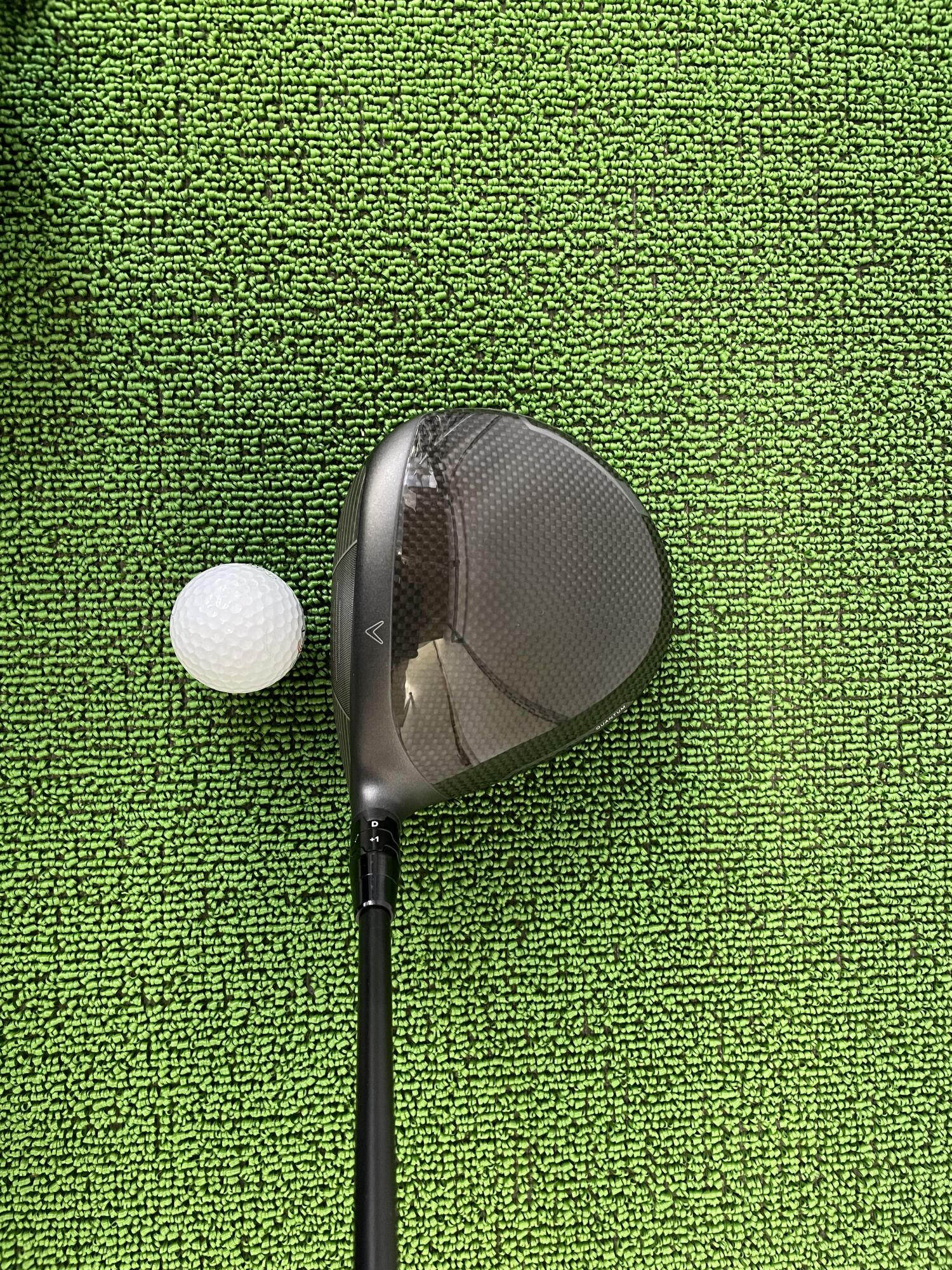 クアンタムマックスドライバーヘッドのクラウン部分とボール