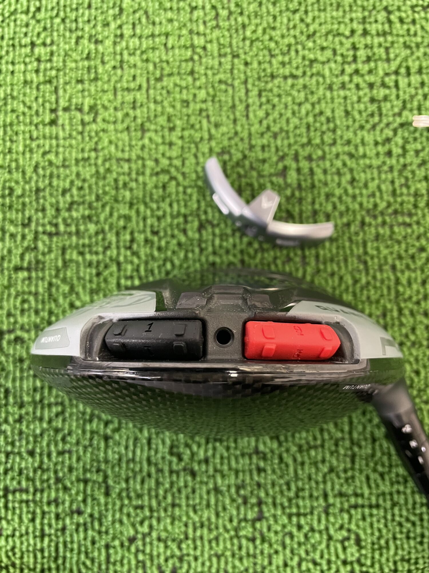 クアンタムマックスドライバーヘッドのバックフェース、ウェイト部分