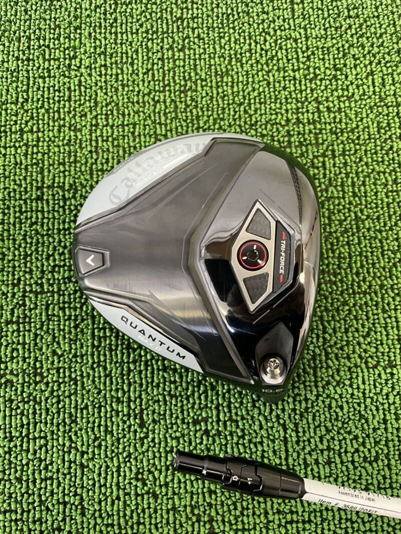 クアンタムマックスDドライバーヘッドのソール部分とシャフトスリーブ