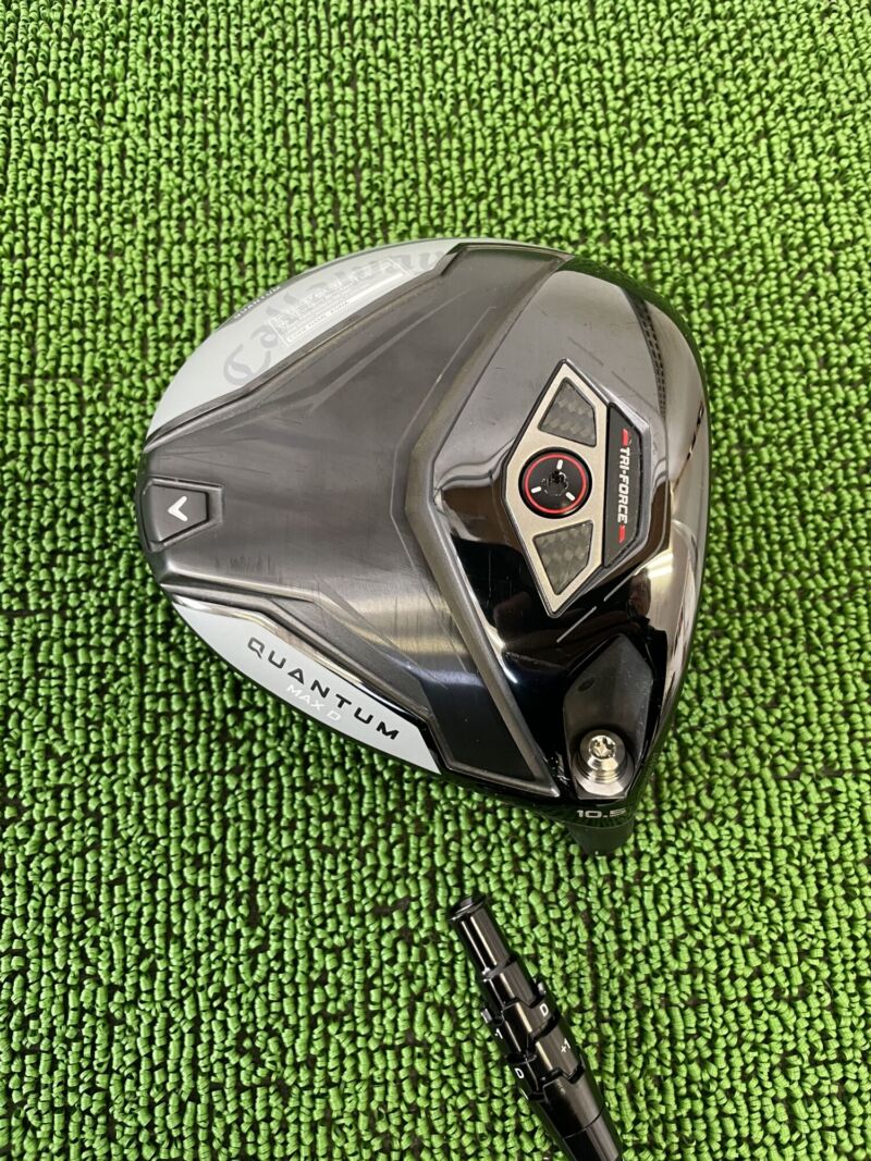 クアンタムマックスDドライバーヘッドのソール部分とシャフトスリーブ