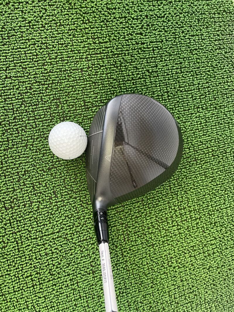 クアンタムマックスDドライバーヘッドのクラウン部分とボール