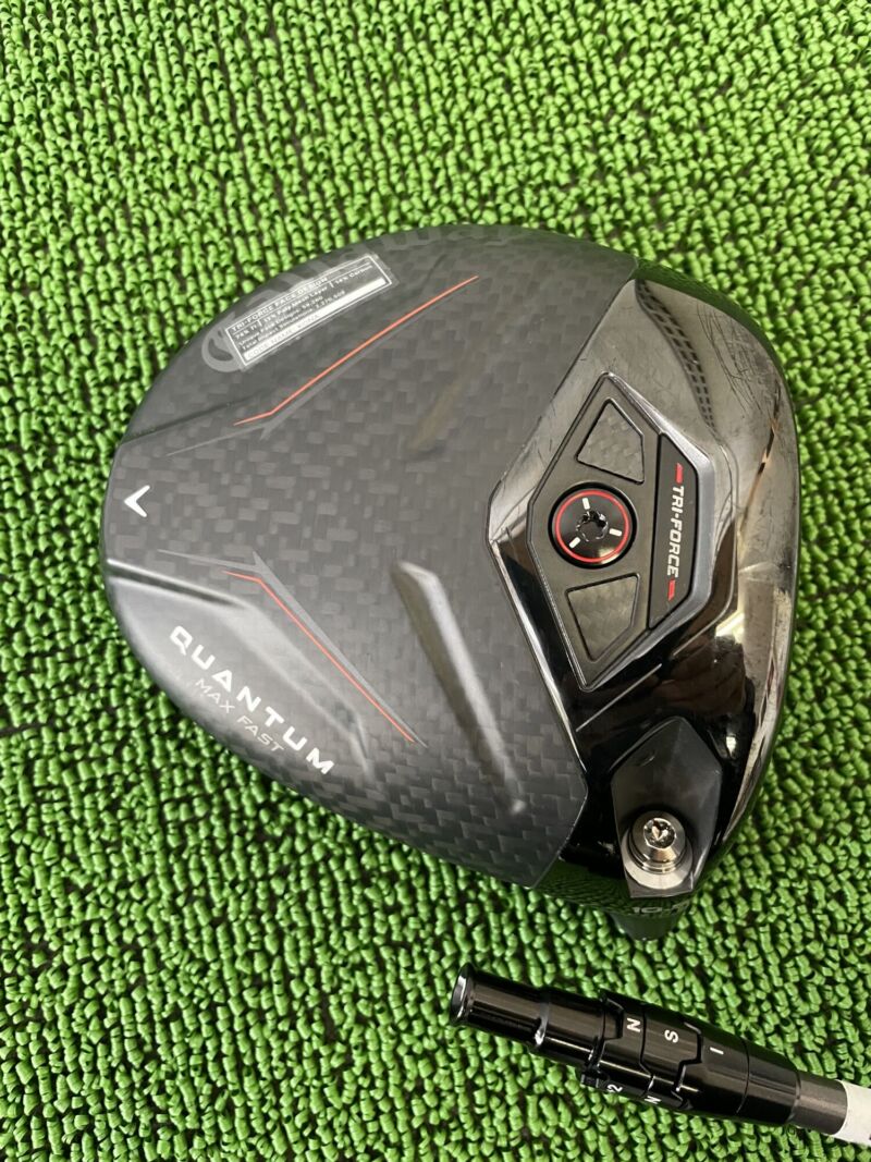 クアンタムマックスファストドライバーヘッドのソール部分とシャフトスリーブ