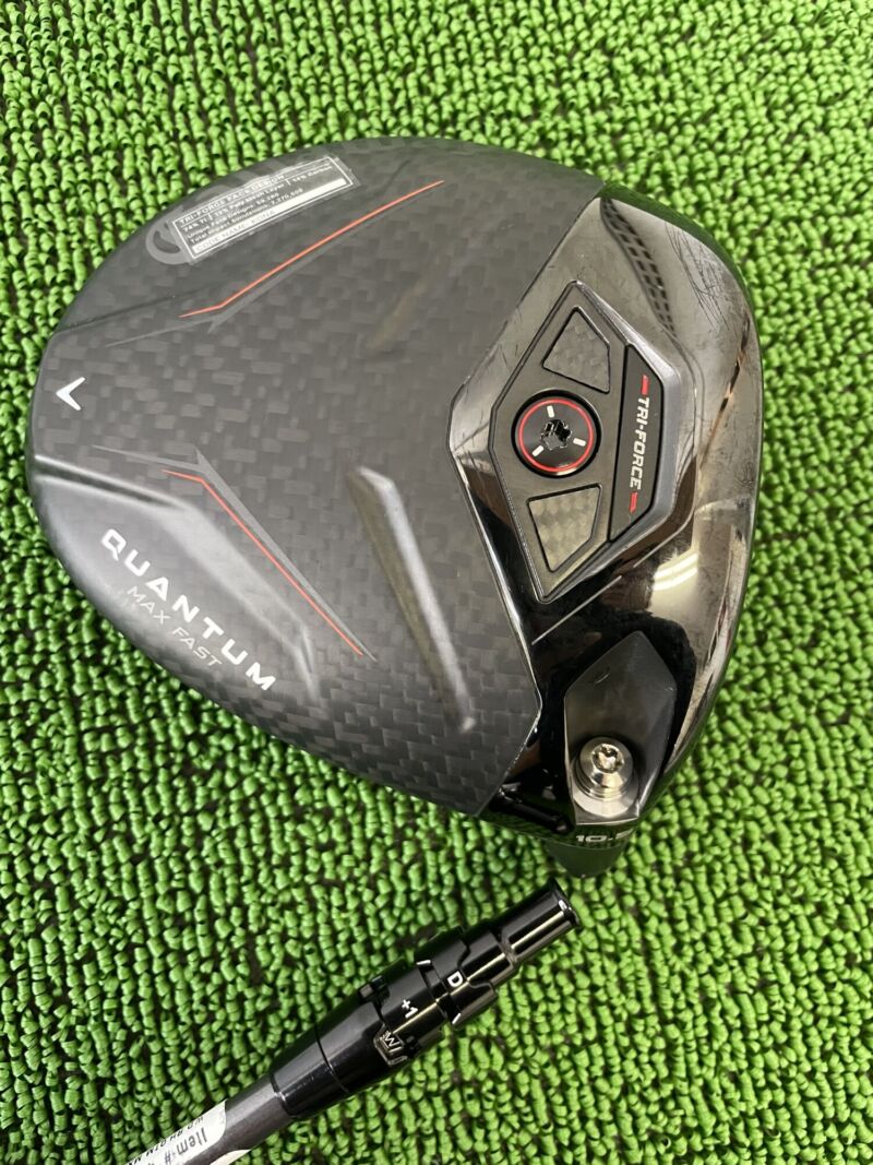 クアンタムマックスファストドライバーヘッドのソール部分とシャフトスリーブ