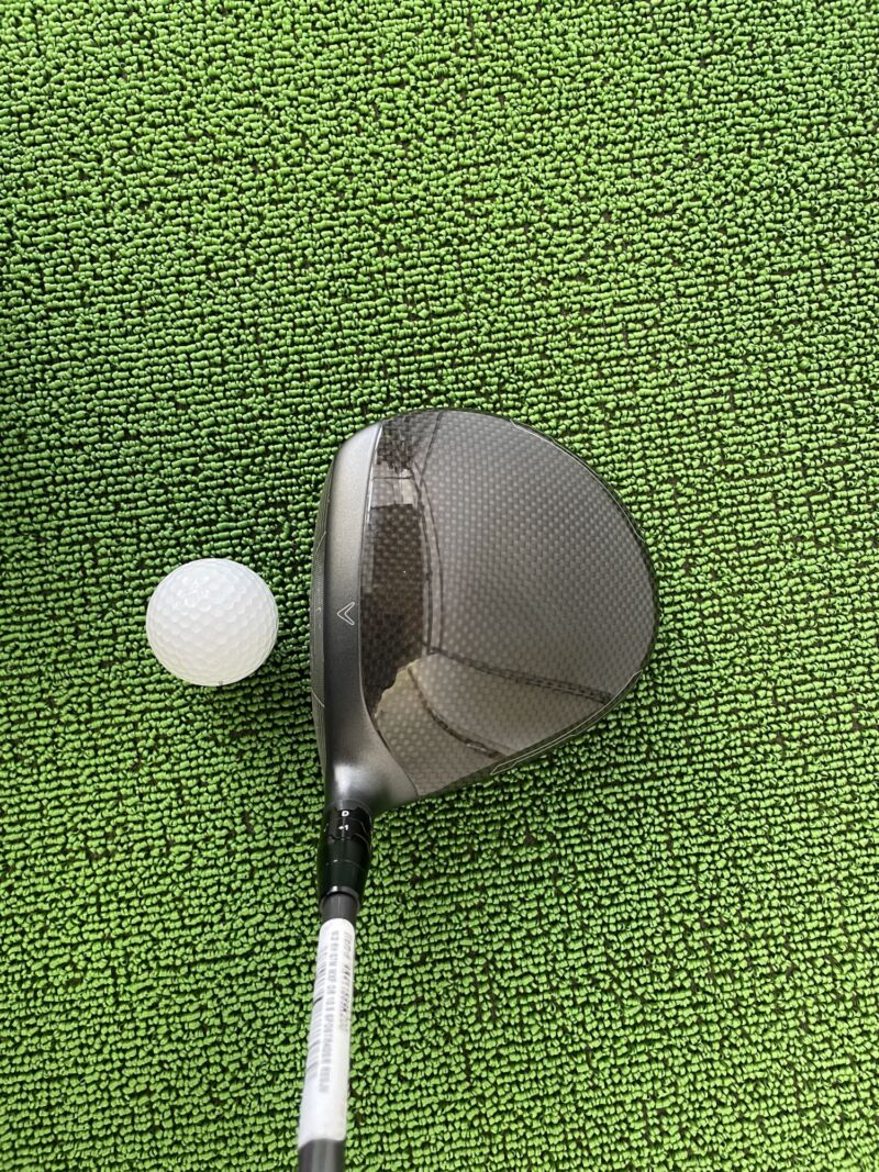 クアンタムマックスファストドライバーヘッドのクラウン部分とボール