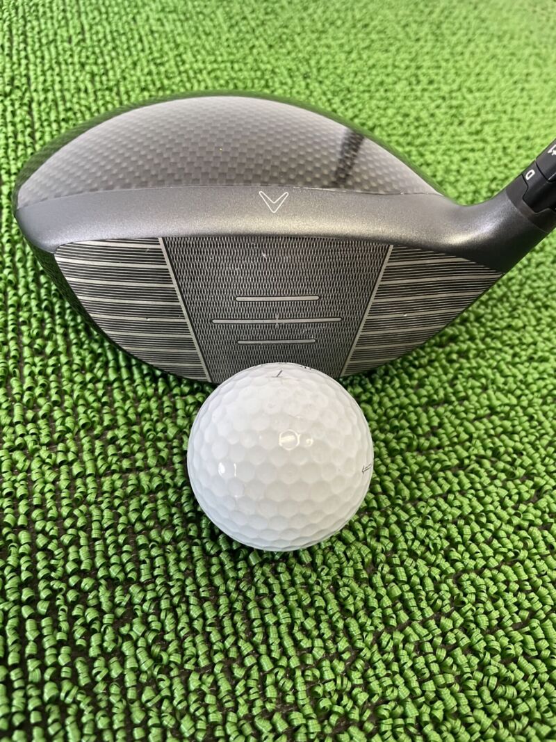 クアンタムマックスファストドライバーヘッドのフェース面とボール