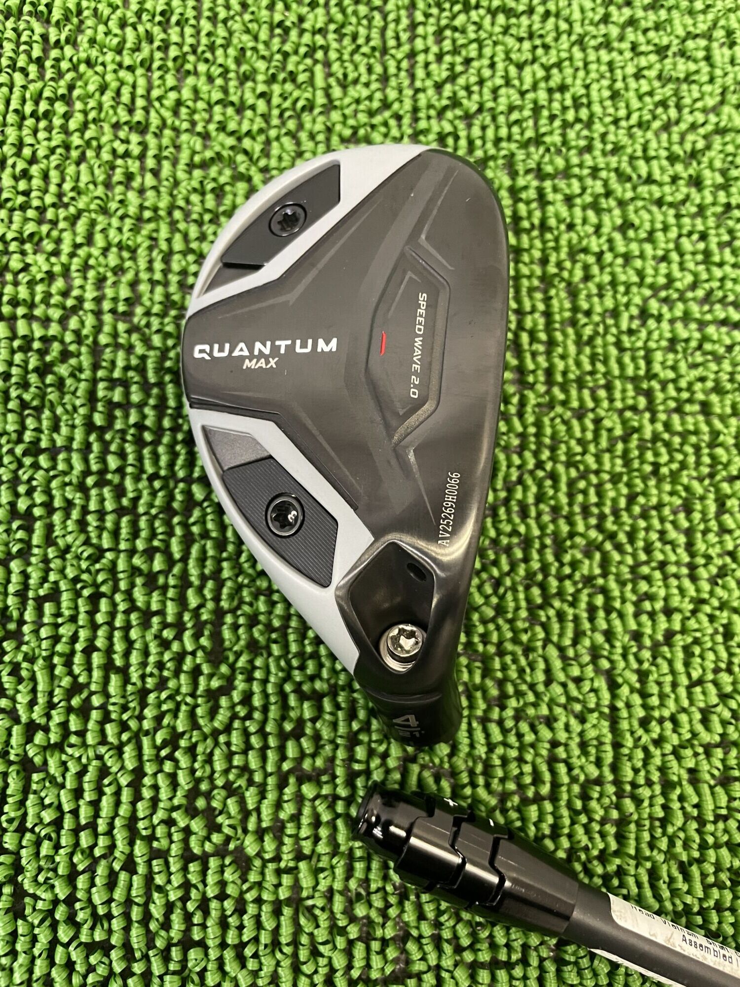 クアンタムMAXユーティリティのソール部分とシャフトスリーブ