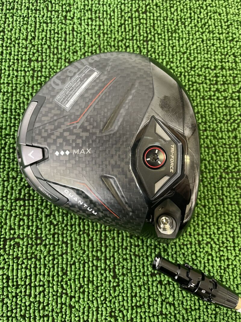 クアンタムトリプルダイヤMAXドライバーヘッドのソール部分とシャフトスリーブ