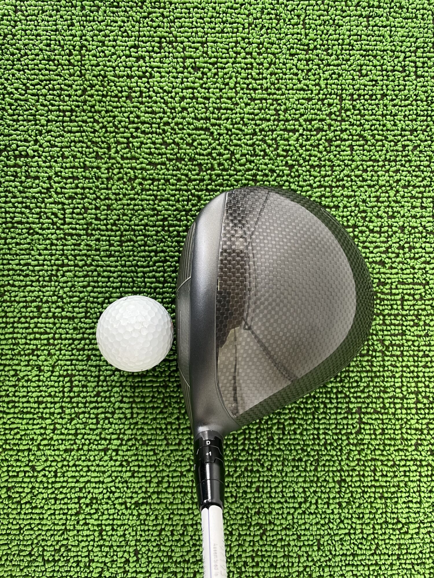 クアンタムトリプルダイヤMAXドライバーヘッドのクラウン部分とボール