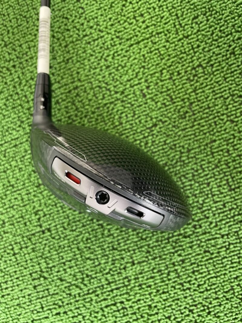 クアンタムトリプルダイヤMAXドライバーヘッドのバックフェース部分