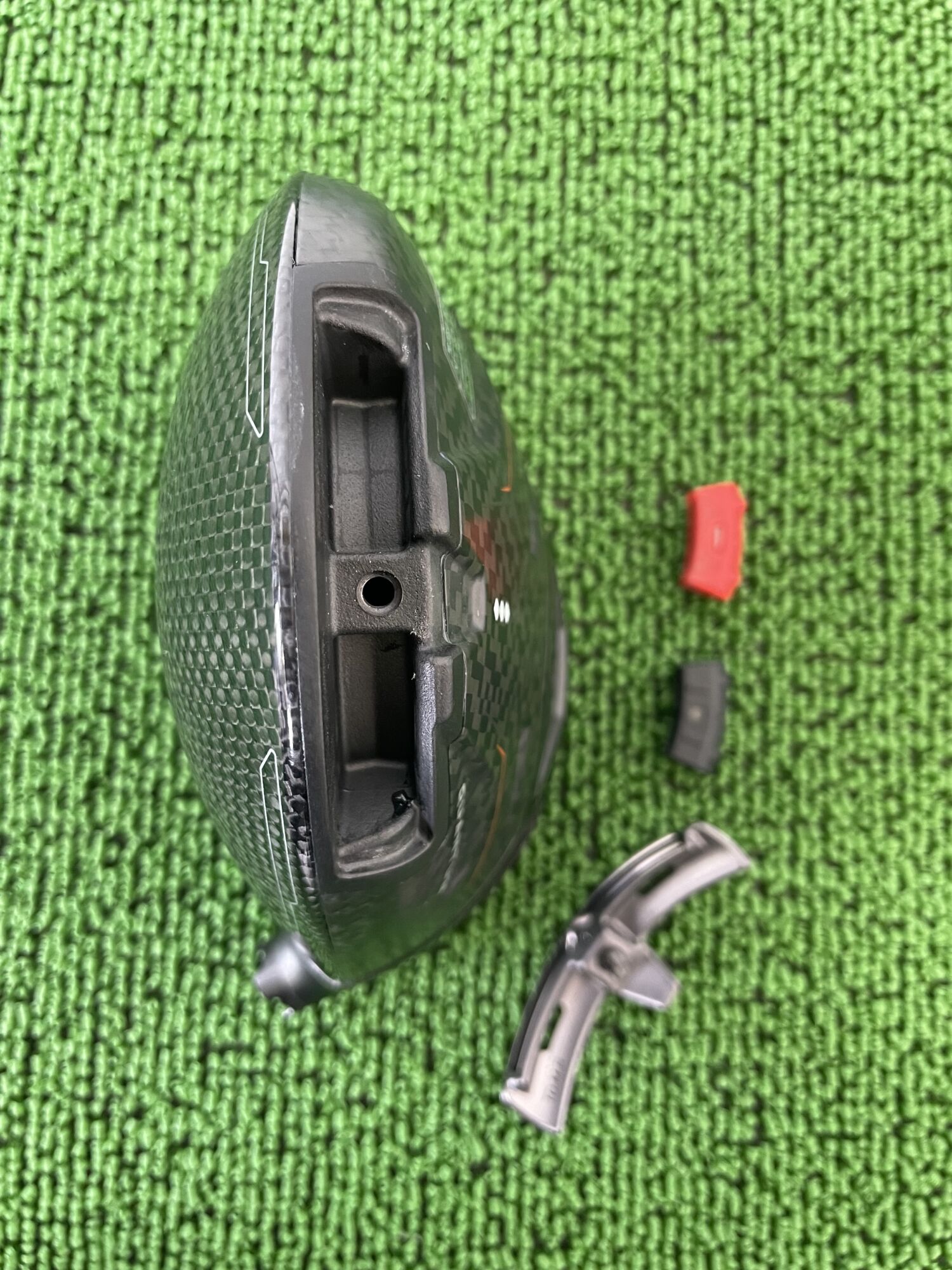 クアンタムトリプルダイヤMAXドライバーヘッドのバックフェースと装着ウェイト