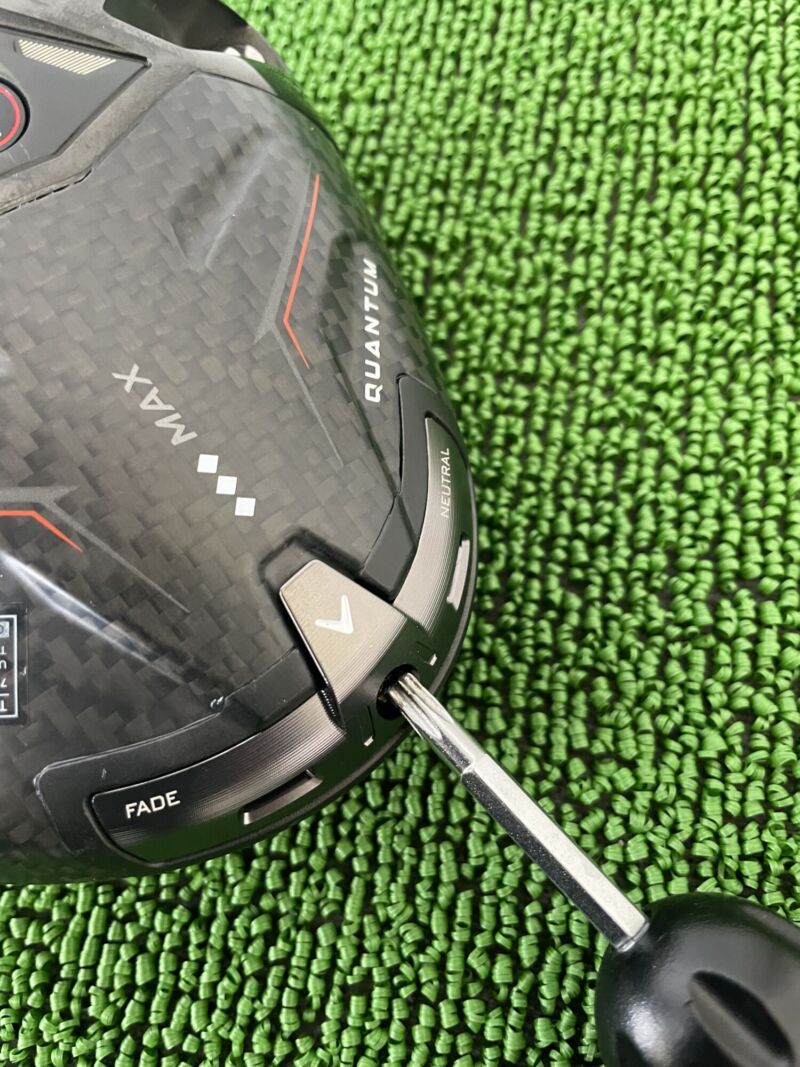 クアンタムトリプルダイヤMAXドライバーヘッドのソール部分のウェイトとトルクレンチ