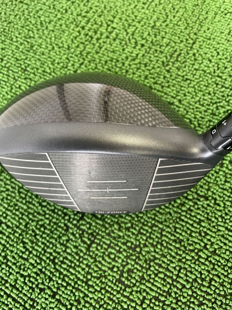 クアンタムトリプルダイヤMAXドライバーヘッドのフェース面とクラウン部分