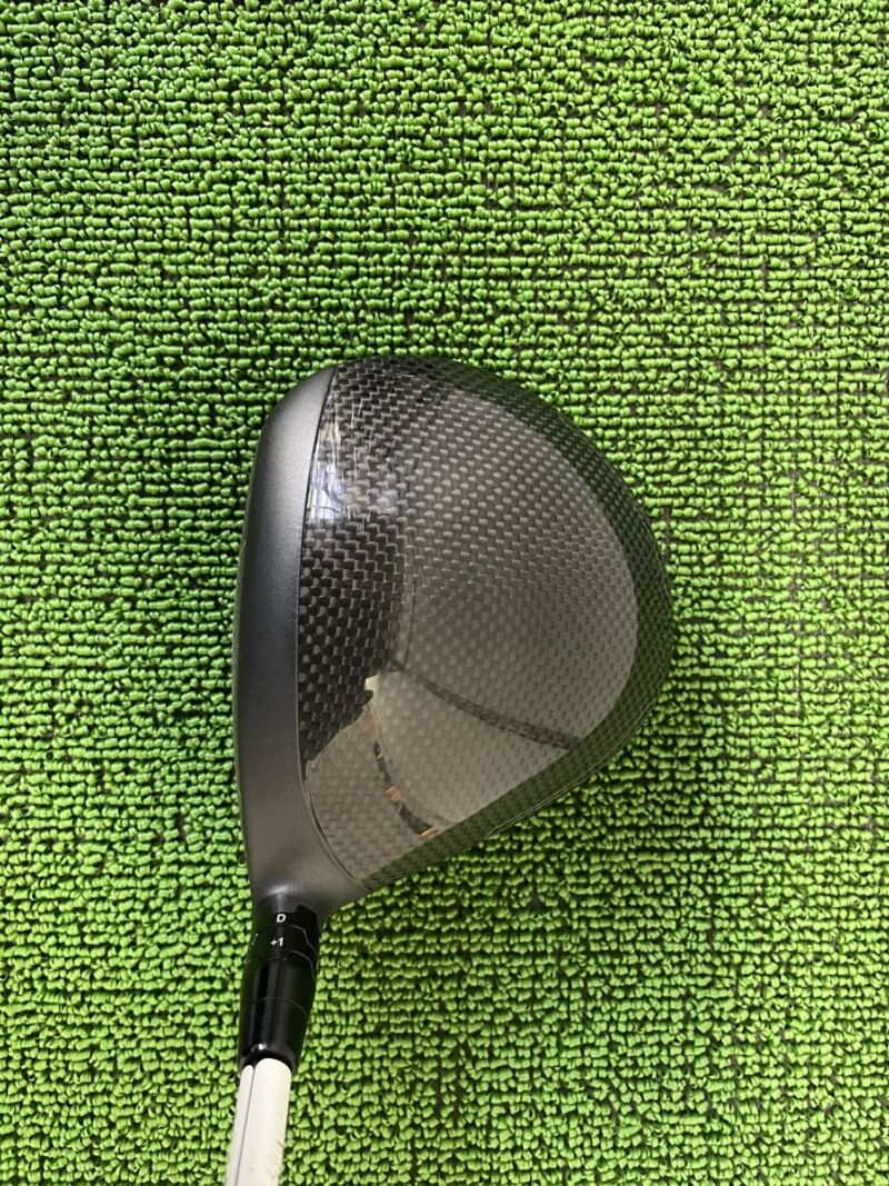 クアンタムトリプルダイヤドライバーヘッドのクラウン部分