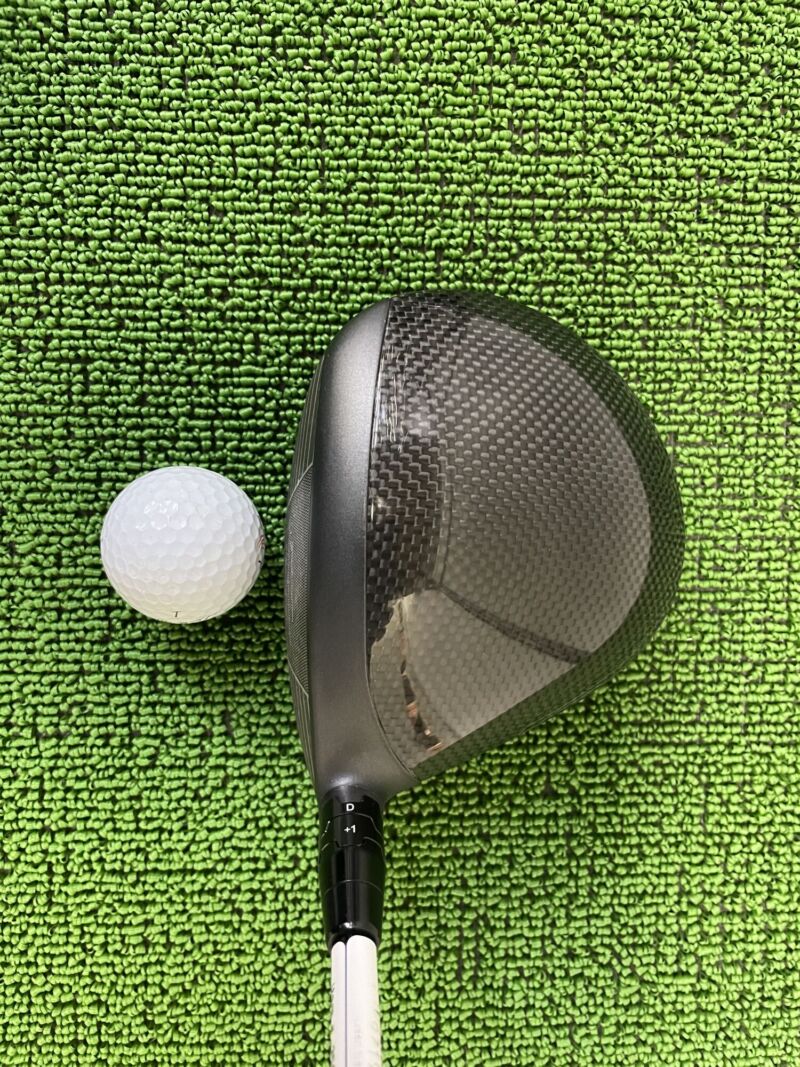 クアンタムトリプルダイヤドライバーヘッドのクラウン部分とボール