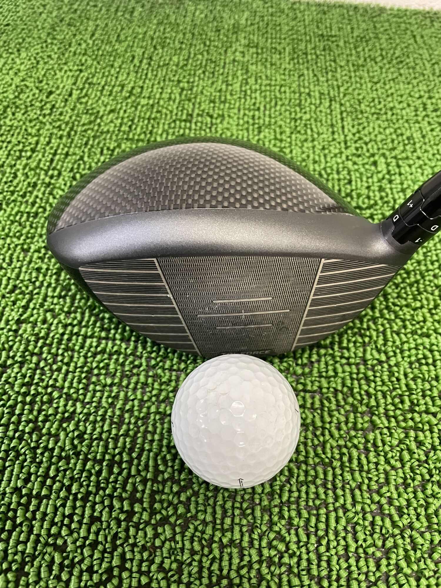 クアンタムトリプルダイヤドライバーヘッドのフェース面とボール