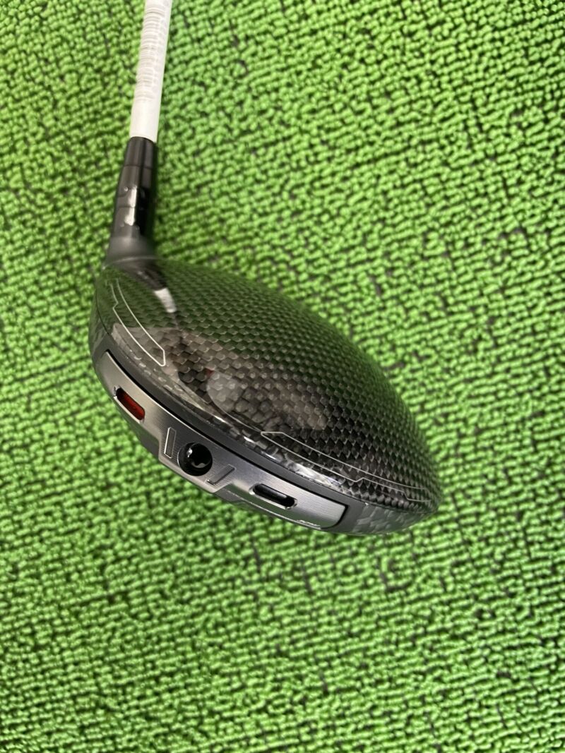 クアンタムトリプルダイヤドライバーヘッドのバックフェース部分