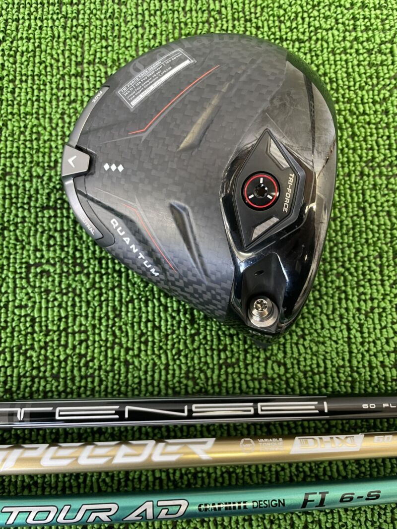 クアンタムトリプルダイヤドライバーヘッドのソール部分と3種のシャフト