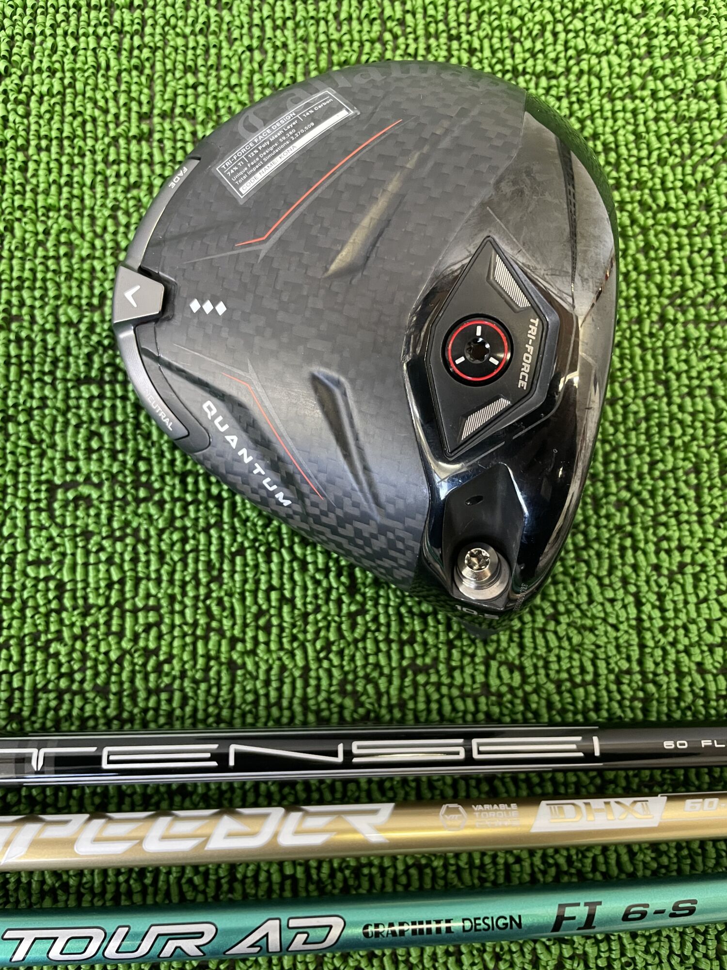 クアンタムトリプルダイヤドライバーヘッドのソール部分と3シャフト